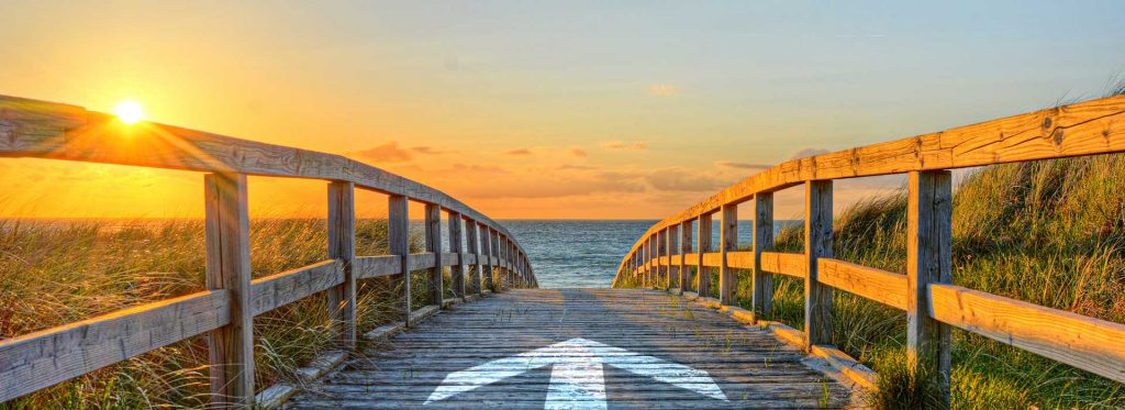 Ruta al mar en atardecer