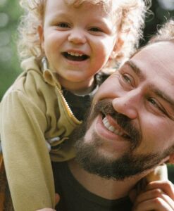 Retrato de padre e hija sonrientes