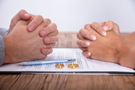 Pareja firmando centencia de divorcio