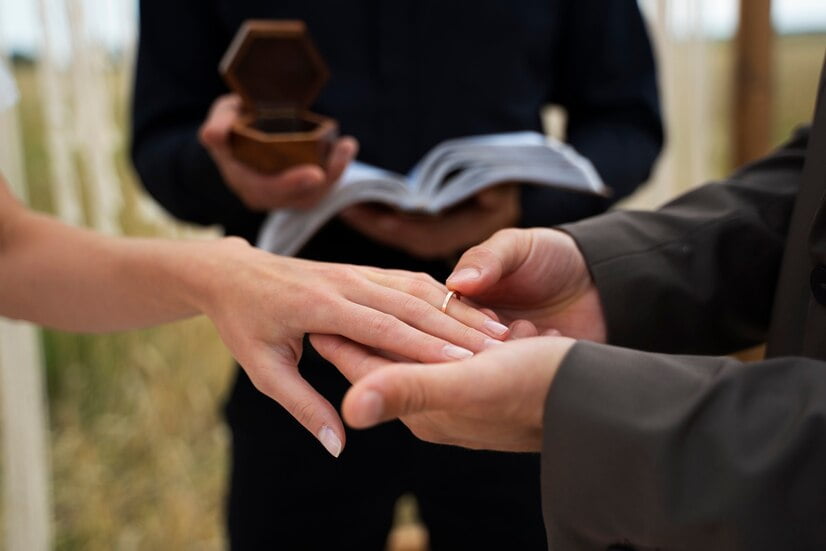 Pareja contrayendo matrimonio